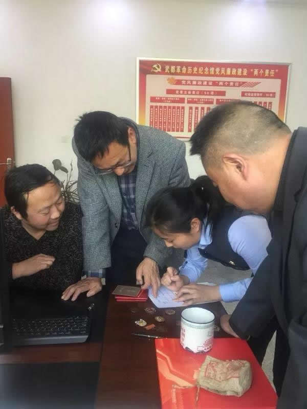 离休老干部李明子女向武都革命历史纪念馆捐赠红色文物