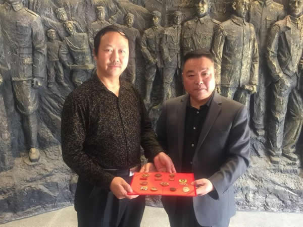 离休老干部李明子女向武都革命历史纪念馆捐赠红色文物