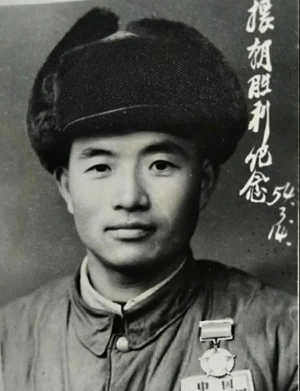 离休老干部李明子女向武都革命历史纪念馆捐赠红色文物