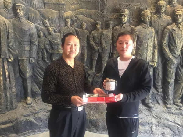 离休老干部李明子女向武都革命历史纪念馆捐赠红色文物