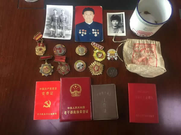离休老干部李明子女向武都革命历史纪念馆捐赠红色文物