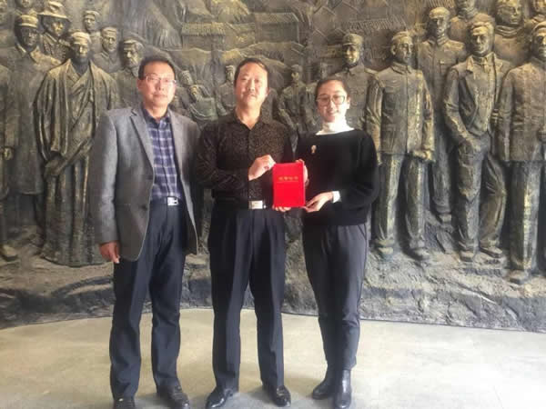 离休老干部李明子女向武都革命历史纪念馆捐赠红色文物