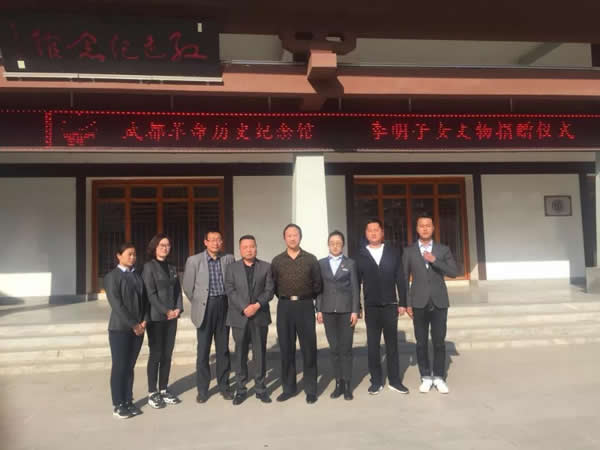 离休老干部李明子女向武都革命历史纪念馆捐赠红色文物