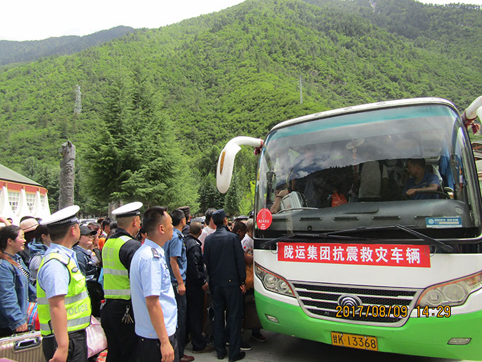 前往九寨沟抗震救灾输送旅客