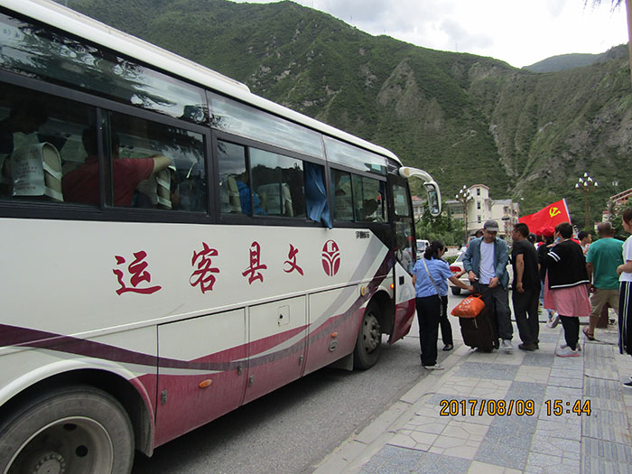 前往九寨沟抗震救灾输送旅客