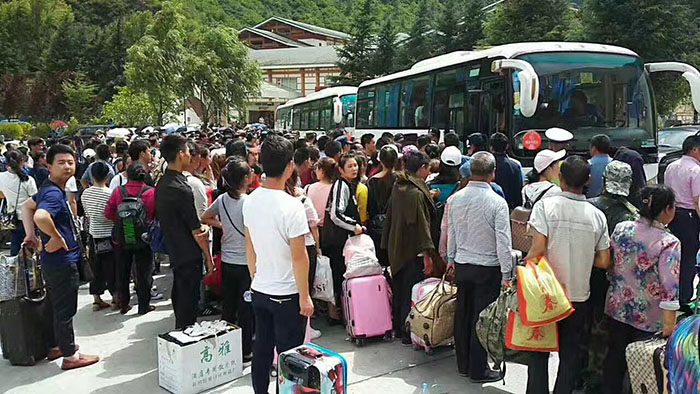 前往九寨沟抗震救灾输送旅客