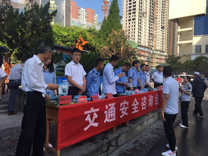 参加交警安全生产月咨询日活动