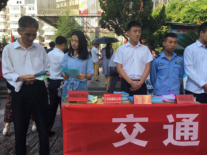 参加交警安全生产月咨询日活动