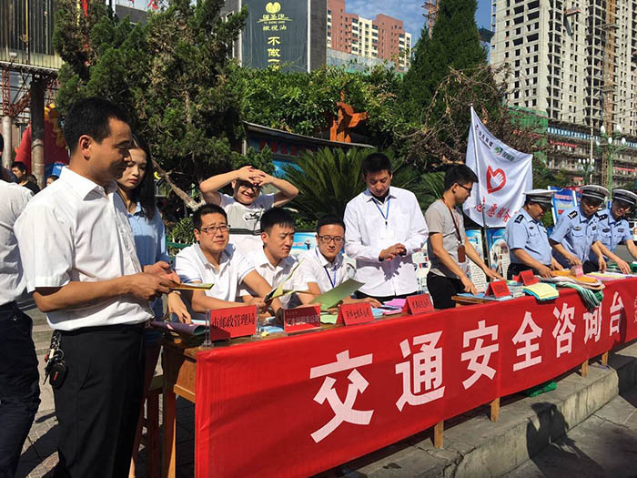 参加交警安全生产月咨询日活动