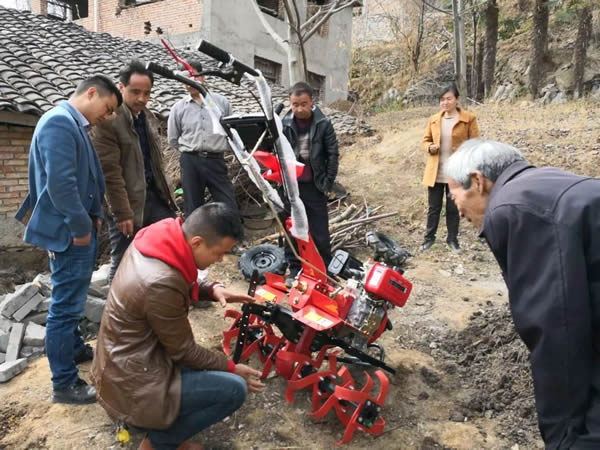 陇运集团公司开展支援宁强村春耕生产捐赠农机活动