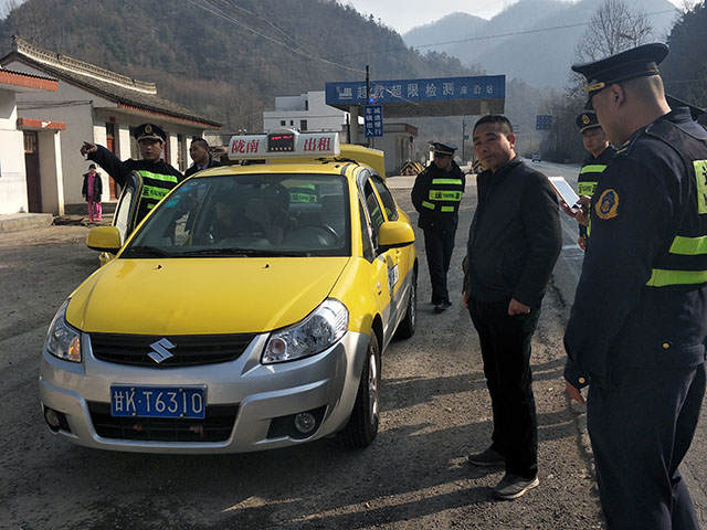 配合运管部门上路稽查车辆