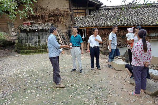 陇运集团公司检查指导琵琶镇宁强村帮扶工作