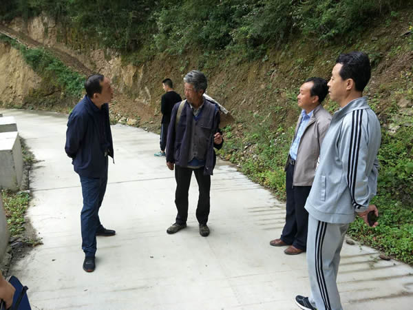 陇运集团公司党委书记、董事长李寅祥同志深入琵琶镇宁强村开展帮扶工作
