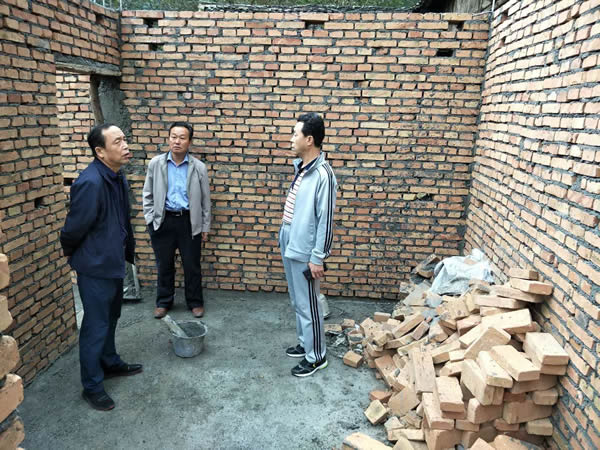 陇运集团公司党委书记、董事长李寅祥同志深入琵琶镇宁强村开展帮扶工作