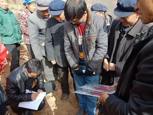 陇运集团公司积极开展宁强村冬季花椒养护培训