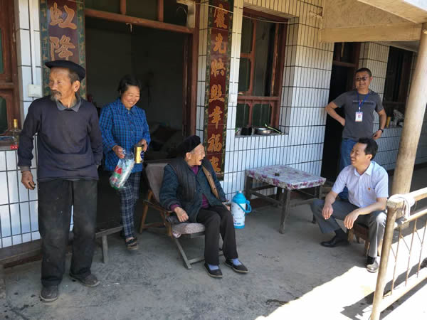 陇运集团公司深入宁强村开展迎“七一” 帮扶主题实践活动