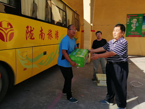 陇运集团公司开展“夏送清凉”慰问一线职工活动