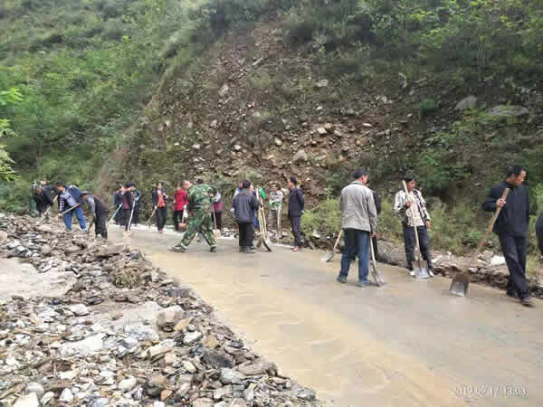紧扛帮扶责任 抢修通村公路