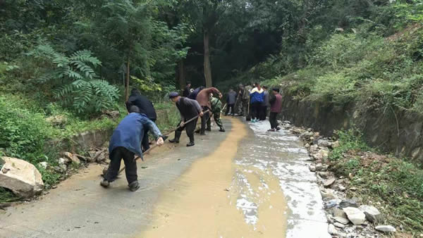 紧扛帮扶责任 抢修通村公路