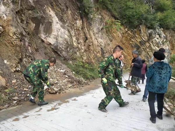 紧扛帮扶责任 抢修通村公路