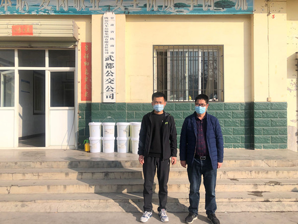 爱心人士向武都公交公司捐赠物资抗击疫情