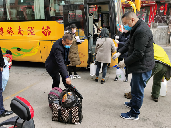 陇运集团定制化输送农民工返岗人员