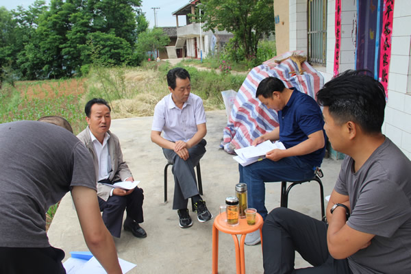市纪检委派驻市交通局纪检组深入公司帮扶的宁强村检查脱贫攻坚工作