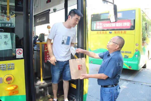 炎炎夏日送关怀 丝丝清凉沁人心 --陇运集团公司开展夏日送清凉活动