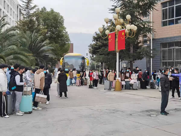 陇运集团公司“点对点”爱心直通车护送返乡人员平安回家