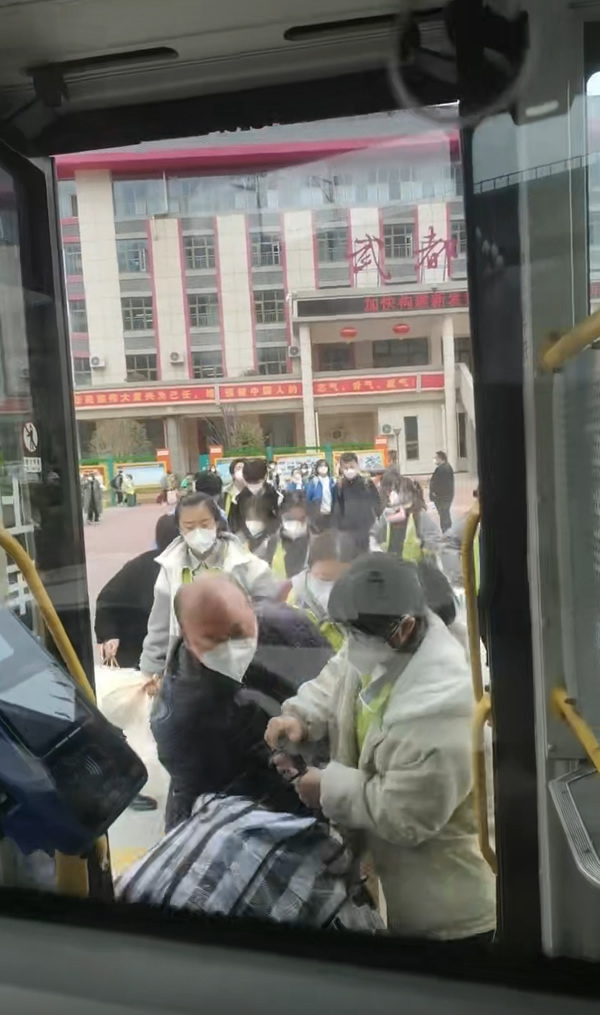陇运集团公司“点对点”爱心直通车护送返乡人员平安回家