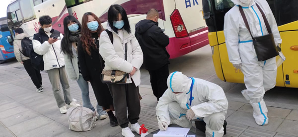 陇运集团公司“点对点”爱心直通车护送返乡人员平安回家