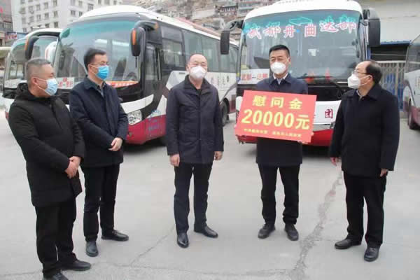 陇南市副市长陈贵生带领工作人员 慰问陇运集团公司