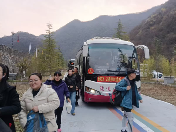 陇南市陇运集团文县客运公司、公交公司圆满完成“春韵文州·白马盛典2026文县白马山寨跑山赛”运输保障任务