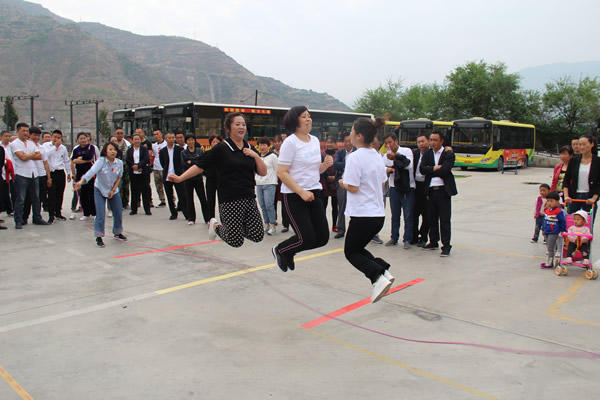 职工集体跳绳比赛1